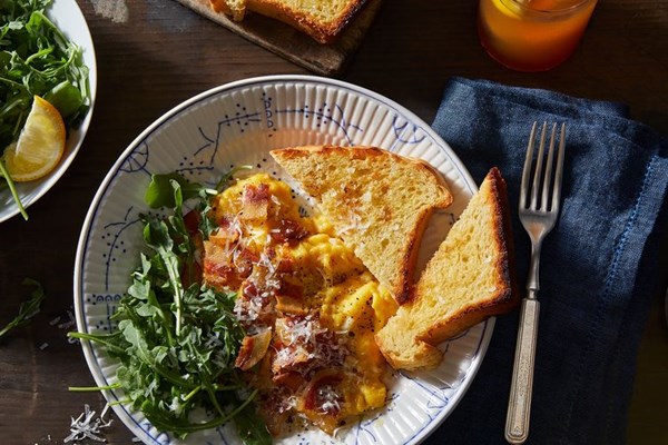 Soft-scrambled eggs "alla Gricia"
