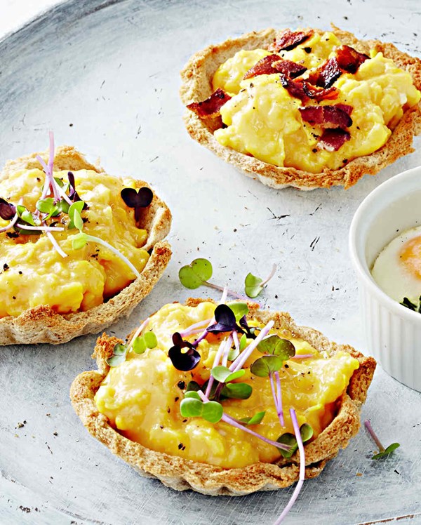 Soft scrambled eggs and toasted-rye tartlets