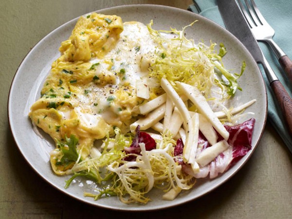 Soft scrambled eggs with Brie