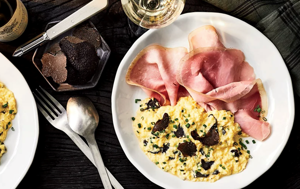 Soft scrambled eggs with ham and truffles
