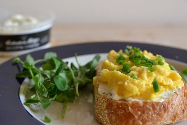 Soft scrambled eggs with ricotta and chives