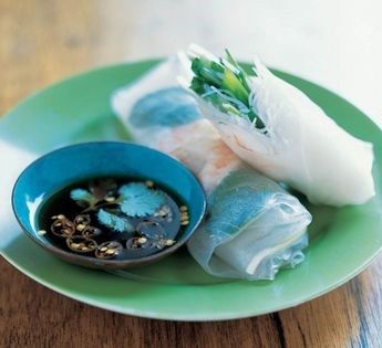 Soft spring rolls with shrimp and fresh mint (Miang yuan)