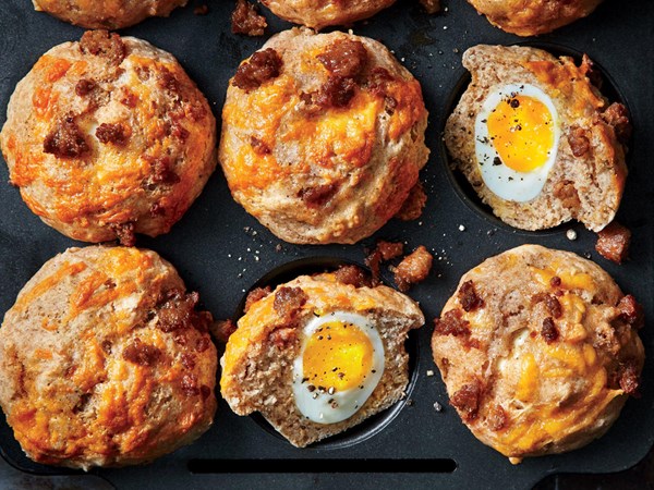 Soft-yolk muffins with sausage and cheese
