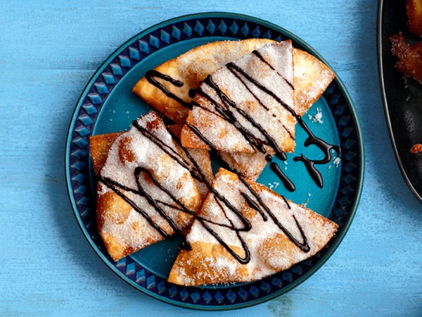 Sopaipillas with chocolate sauce