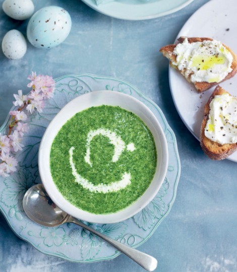 Sorrel soup with cream cheese toasts