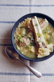 Sorrel soup with pork ribs