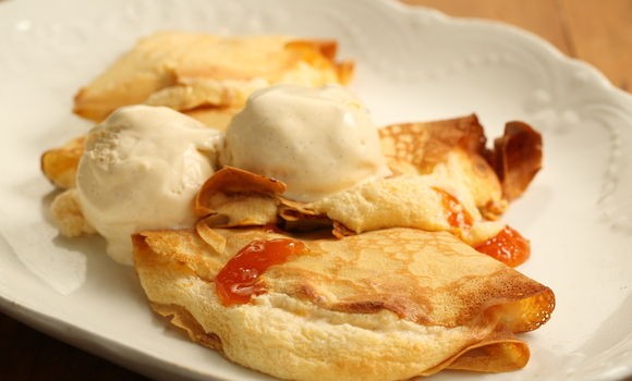 Souffle crepes with apricot jam