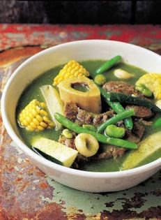 Soup-stew with green herbs and vegetables (Tesmole verde)