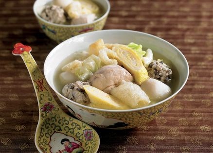 Soup with fishballs, meatballs, fish maw and cabbage (Hee pio)