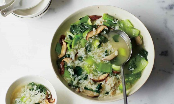 Soupy rice with chopped greens 