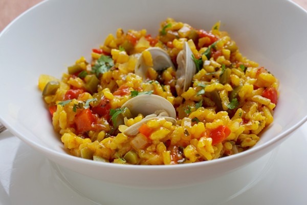 Soupy Spanish rice with clams (Arroz caldolsa con almejas)