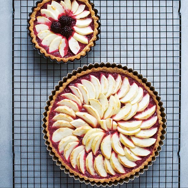 Sour cream, apple and blackberry tart