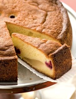 Sour cream butter cake with pears and raspberries