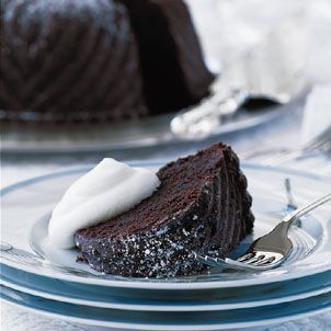 Sour cream-chocolate bundt cake