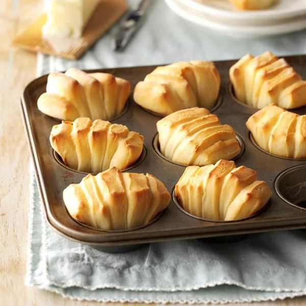 Sour cream fan rolls