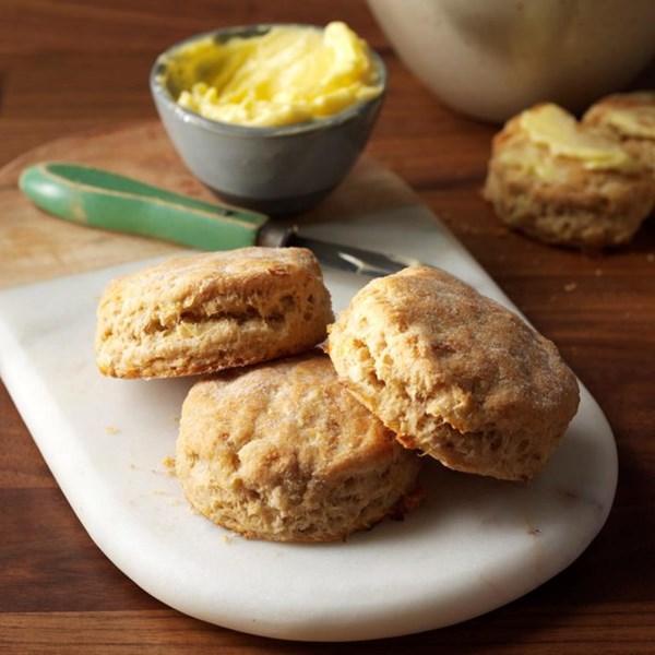 Sour cream-leek biscuits