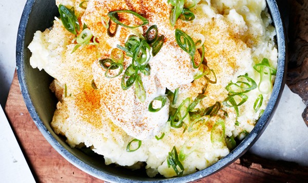 Sour cream mashed potatoes with paprika