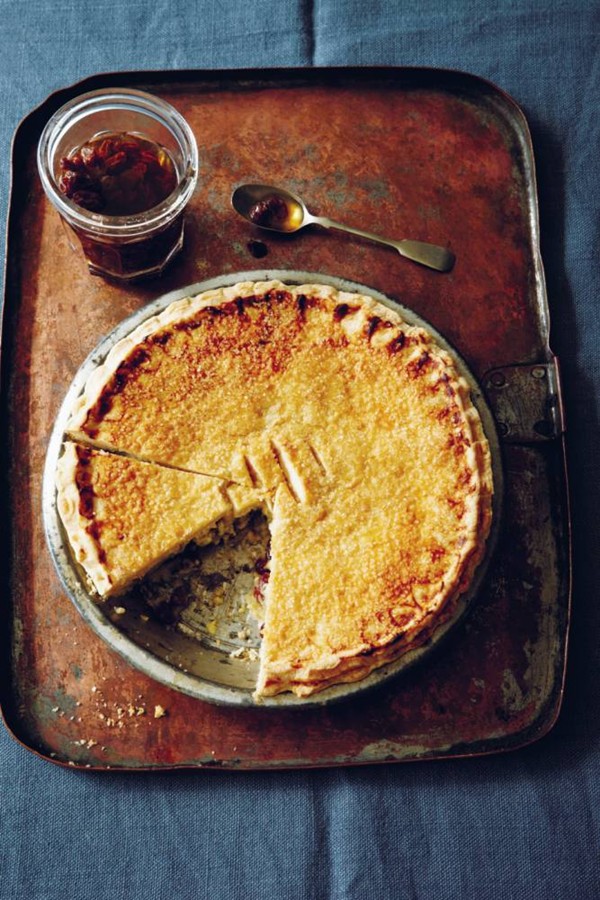 Sour cream raisin pie