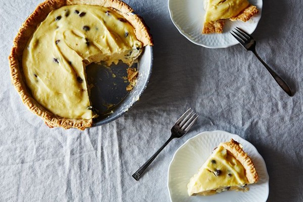 Sour cream raisin pie
