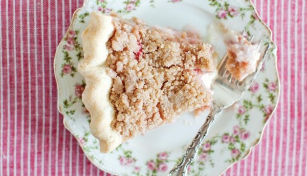 Sour cream rhubarb pie