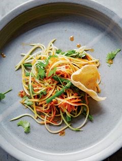 Sour green papaya salad (Bok l'hong)