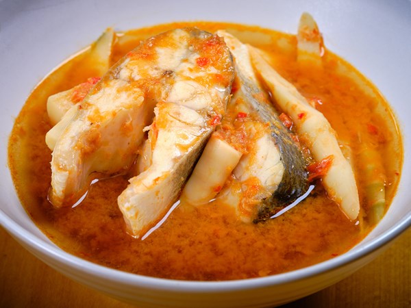 Sour orange curry of sea bass and bamboo (Gaeng som pla)