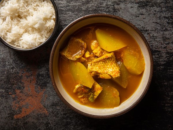 Southern Thai red snapper and green papaya sour curry (Gaeng som pla gapohng daeng)