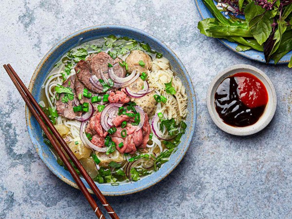 Southern Vietnamese beef noodle soup (Phở Saigon)