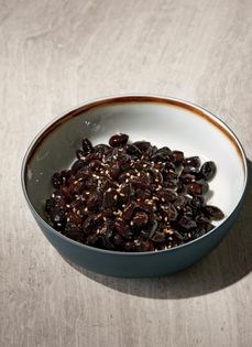 Soy-braised black soybeans (Kongjang)