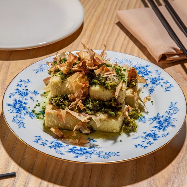 Sắp Sửa’s fried tofu with scallion-oil sauce (Dầu phụ tẩm hành)
