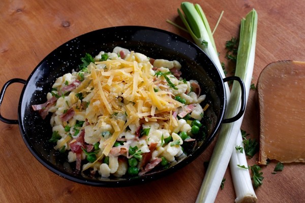 Spaetzle with ham, peas, cream and aged Gouda (Schinkenspätzle)