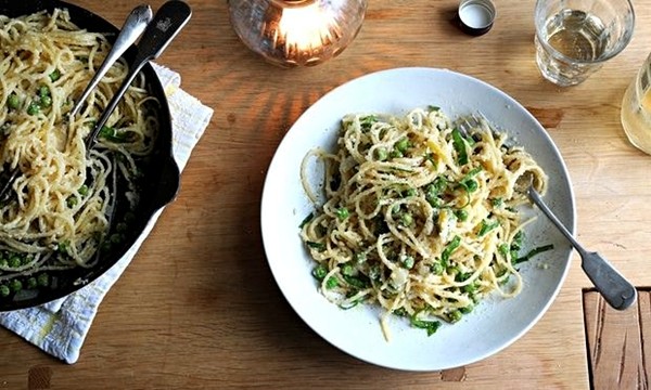 Spaghetti aglio e olio in ground almonds and green peas