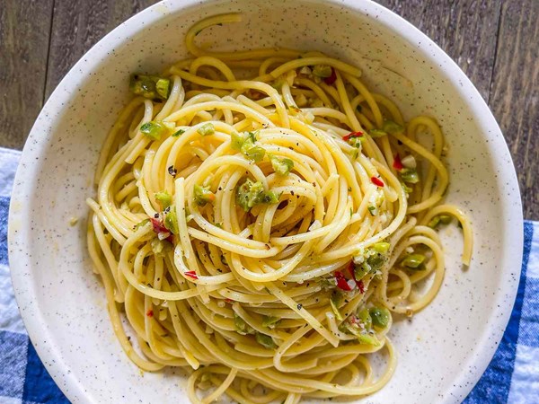 Spaghetti aglio e olio with green olives