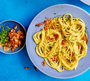 Spaghetti aglio e olio with crispy bacon 