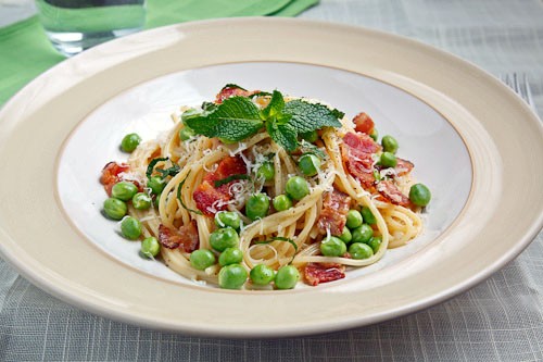 Spaghetti alla carbonara with peas