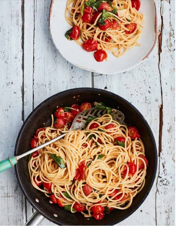 Spaghetti alla chitarra with fresh tomatoes, garlic, chilli and rocket (Spaghetti alla chitarra con pomodori freschi, aglio, peperoncino e rucola)