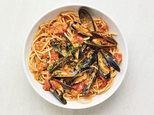 Spaghetti alla vodka with mussels