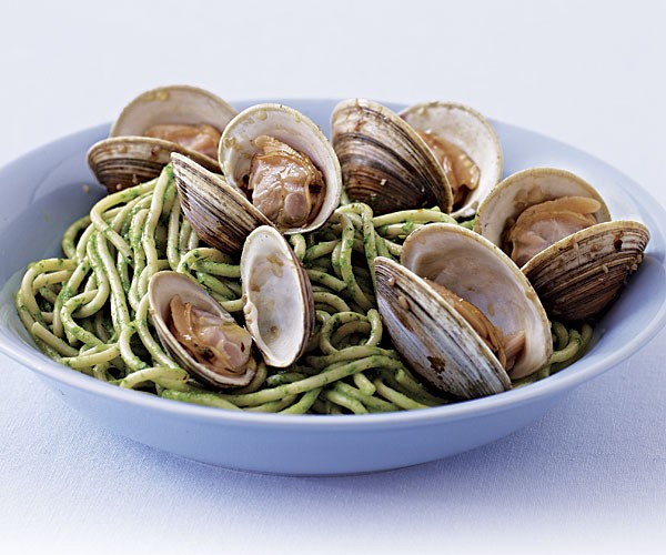 Spaghetti and clams with garlicky green sauce