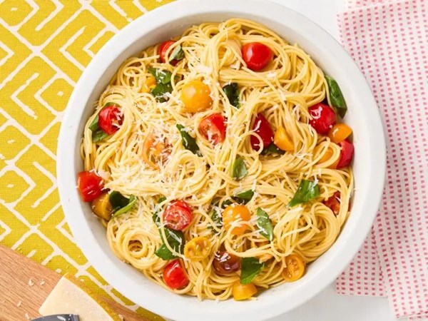 Spaghetti and fresh tomatoes