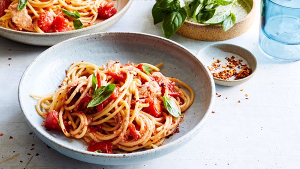 Spaghetti and no-cook tomato-tuna sauce
