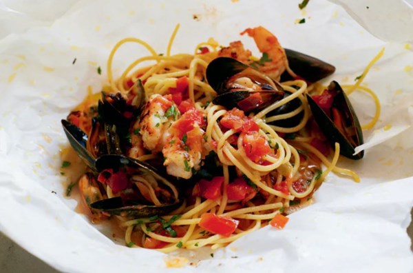 Spaghetti and shellfish al cartoccio