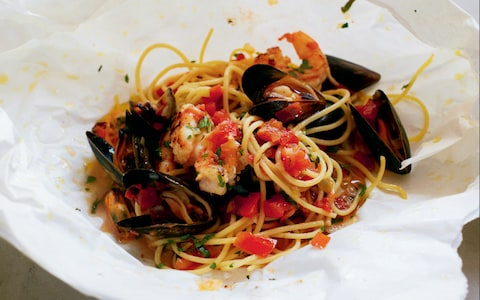Spaghetti and shellfish al cartoccio