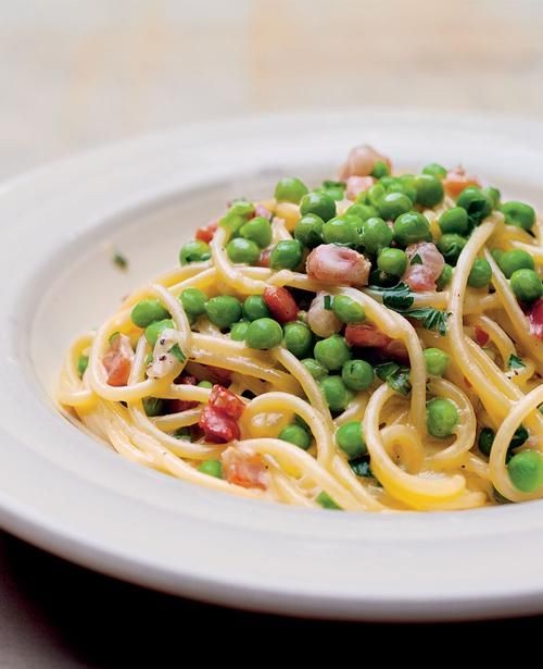 Spaghetti carbonara with peas