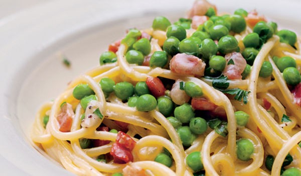 Spaghetti carbonara with peas
