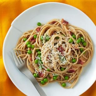 Spaghetti carbonara with peas