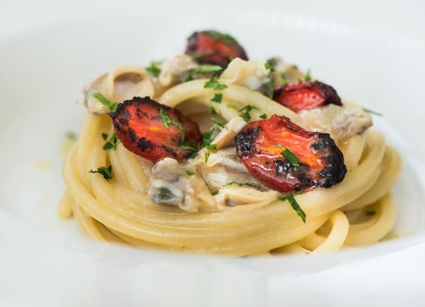 Spaghetti, clams and grilled plum cherry tomatoes