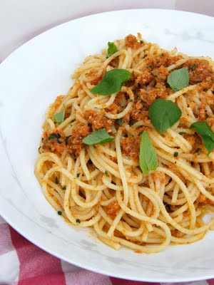 Spaghetti con pesto alla siciliana