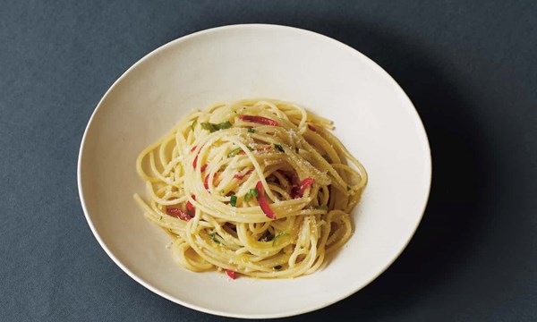  Spaghetti four ways: Garlic, oil and chilli (Aglio, olio e peperoncino)