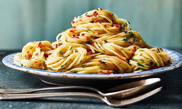Spaghetti, garlic & olive oil sauce, Roman style (Aio e oio)