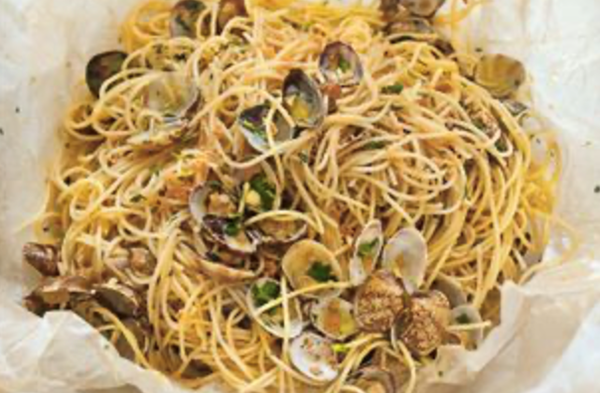 Spaghetti parcel with clams (Spaghetti al cartoccio con vongole)